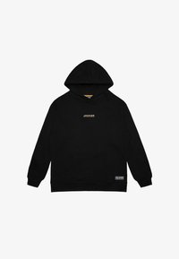 Juodas kapišonas džemperis, pagamintas iš medvilnės, su priekinėmis kišenėmis, auksiniu logotipu ant krūtinės ir raštuotomis rankovėmis bei apatiniu kraštu.