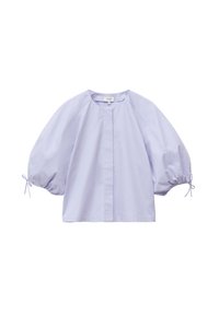 Blouse violet clair avec de larges manches trois-quarts froncées nouées aux poignets et un col rond, présentée sur un fond blanc.