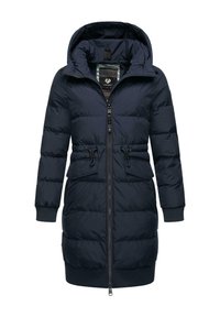 Chaqueta tipo puff navy con capucha, presenta un cierre de cremallera al frente, dos bolsillos frontales, puños de canalé y una cintura ligeramente entallada. Forro texturizado.