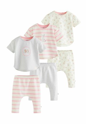 Drei Sets Babykleidung mit kurzärmeligen Oberteilen und passenden Hosen in Pastellrosa, Grau und Tiermuster.