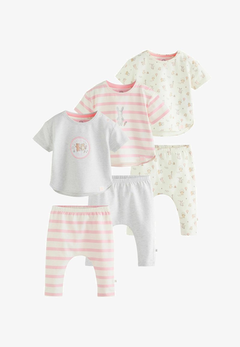 Trois ensembles de vêtements pour bébé comprenant des hauts à manches courtes et des pantalons assortis, en rose pastel, gris et motifs animaliers.