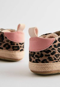 Läder sneakers med leopardmönster, rosa accenter och en strukturerad vävd sula med en ögla för enkel påtagning.