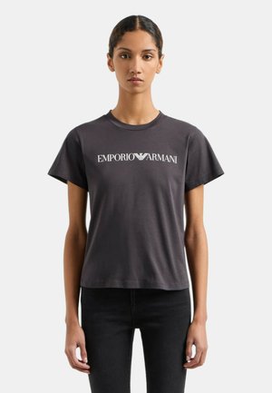 T-shirt in cotone grigio scuro con collo rotondo, maniche corte e logo bianco "EMPORIO ARMANI" sul fronte con grafiche di un'aquila.