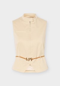 Αμάνικο μπεζ γιλέκο με ψηλό γιακά, μπροστινό φερμουάρ και λεπτή καφέ ζώνη με χρυσή γεωμετρική πόρπη.