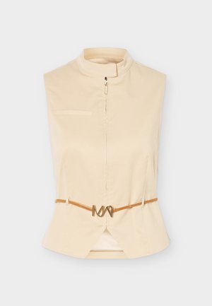 Varrukateta beež vesti kõrge kaelusega, ees lukuga ja õhuke pruun vöö kuldse geomeetrilise pandlaga.