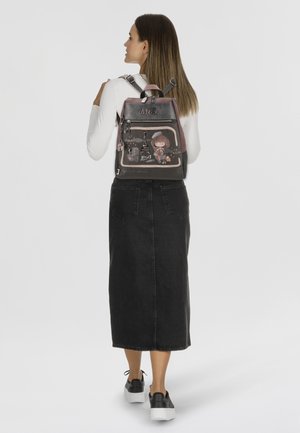 Schwarzer Rucksack mit Paris-Themenillustration, die ein Mädchen, den Eiffelturm und farbenfrohe Akzente zeigt. Verstellbare Träger und Obergriff.