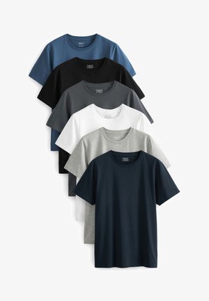 Șase tricouri cu mânecă scurtă expuse într-un teanc. Culorile includ bleumarin, negru, verde, alb, gri deschis și gri închis. Material din bumbac.
