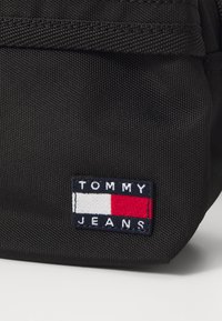 Tommy Jeans DAILY CROSSOVER - Cross body bag - black