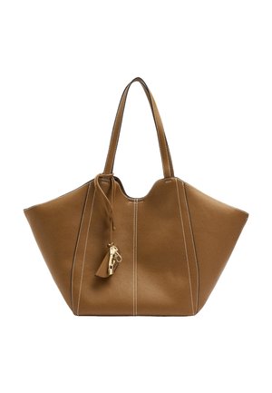 Brązowa torba typu tote ze skóry z białym przeszyciem, dwoma uchwytami oraz przywieszką z chwostem z tego samego materiału i złotym brelokiem w kształcie klucza.