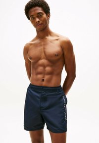 Tommy Hilfiger ORIGINAL - Shorts da mare - desert sky