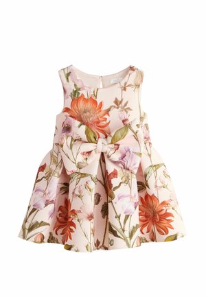 Dziewczęca różowa sukienka bez rękawów z dużym pomarańczowo-fioletowym kwiatowym nadrukiem oraz dużą kokardą w pasie, rozkloszowana spódnica.