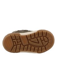 Sko sål med en tekstureret gummioverflade, der har et dækmønster for greb. Farven er brun med en lys beige mellemsål og branddetalje.