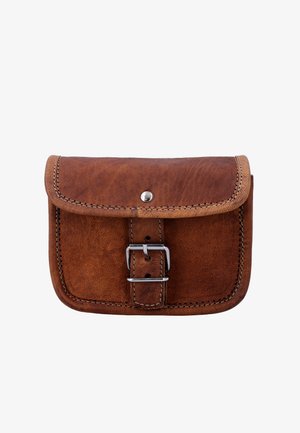 Brun læderpung med en fold-over klap, syede kanter og en sølv metal spænde. Glat tekstur med en rustik finish.