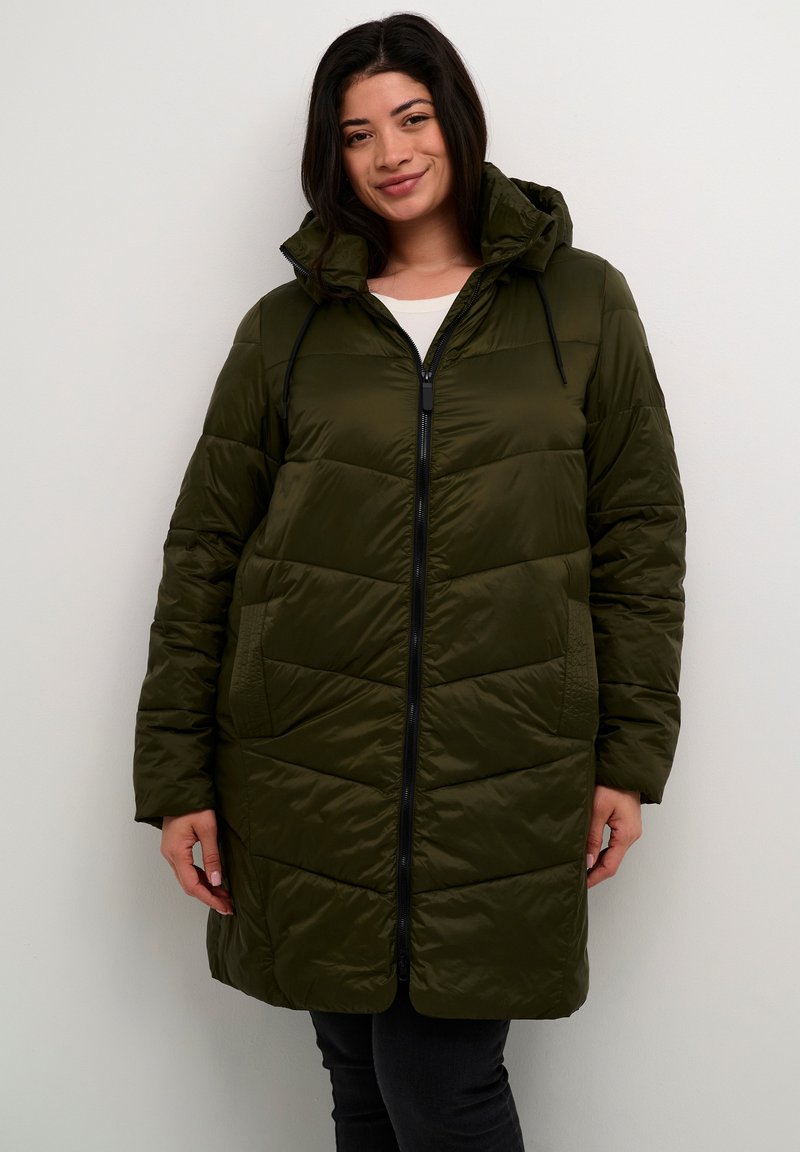 Olijfgroen puffer coat met een capuchon, voorzien van horizontale en chevron-quilting, een volledige ritssluiting en twee voorzakken. Glad, glanzend materiaal.