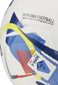 PUMA fodbold lavet af tekstureret PVC-fri materiale, overvejende hvid med blå, gul og rød geometrisk mønster, med et "Serie A"-mærke.