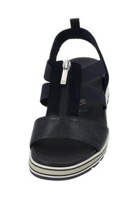 Marine leren sandaal met elastische bandjes, ritssluiting aan de voorkant en een wit gestreepte middenzool. Het open teen ontwerp biedt ventilatie en ondersteuning.