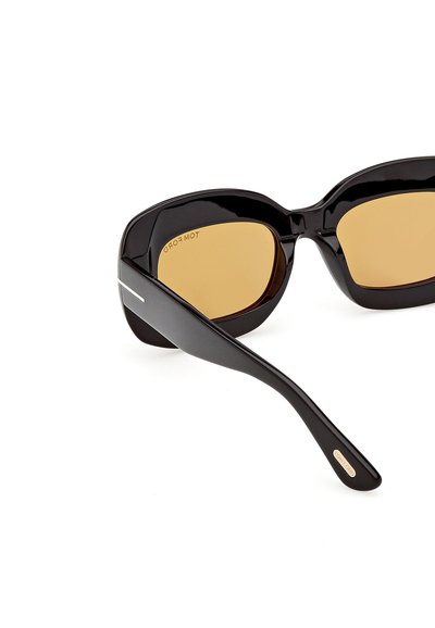 Schwarze rechteckige Sonnenbrille mit braun getönten Gläsern und dicken Bügeln, ausgestattet mit einer kleinen goldenen Logo-Plakette am Bügel.