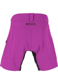 Lila Sportshorts mit einem schwarzen Einsatz an den Seiten, verziert mit gestickten Akzenten und einem ENX-Logo am hinteren Bund.