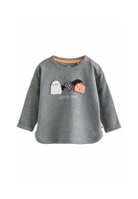 Grå langærmet skjorte til småbørn med Halloween-tema dekorationer: spøgelse, flagermus, græskar, og teksten "Little Boo" foran.