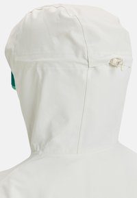 Weiße wasserdichte Jacke mit verstellbarem Kapuzen, die eine glatte Textur und einen subtilen Glanz aufweist. Enthält eine verstellbare Kordel und seitliche Akzente.