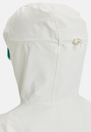 Weiße wasserdichte Jacke mit verstellbarem Kapuzen, die eine glatte Textur und einen subtilen Glanz aufweist. Enthält eine verstellbare Kordel und seitliche Akzente.