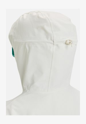 Weiße wasserdichte Jacke mit verstellbarem Kapuzen, die eine glatte Textur und einen subtilen Glanz aufweist. Enthält eine verstellbare Kordel und seitliche Akzente.