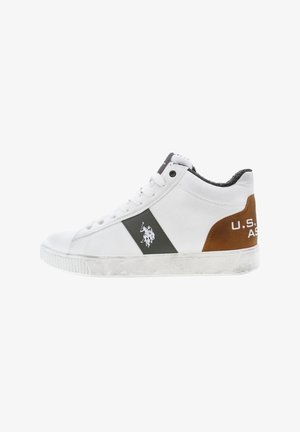 Białe skórzane sneakersy typu high-top z brązowymi i szarymi akcentami. Posiadają teksturowaną gumową podeszwę oraz haftowane logo po boku.