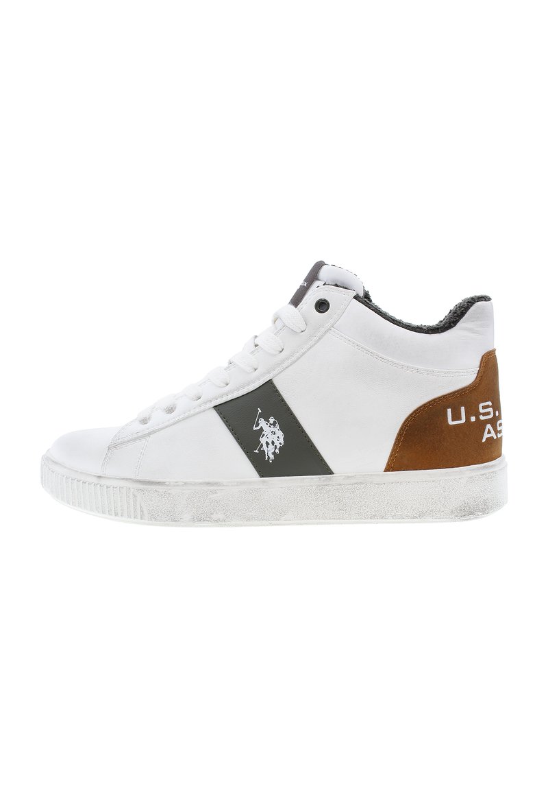 Sneaker alta in pelle bianca con dettagli marroni e grigi. Presenta una suola in gomma testurizzata e un logo ricamato sul lato.