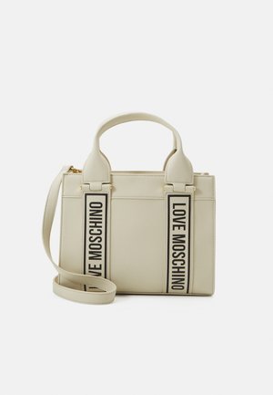 Beige læderhåndtaske med dobbelte top-hanke, justerbar skulderrem og sorte tekstremme med teksten "LOVE MOSCHINO" foran.