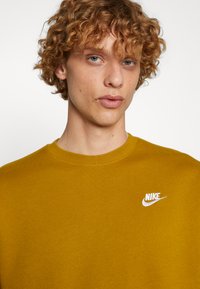 Nike Sportswear CRW - Ikdienas džemperis - bronzine