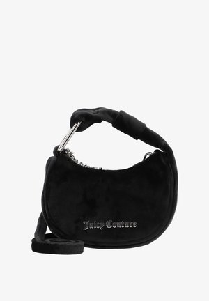 Czarna zamszowa torebka na ramię o zaokrąglonym kształcie, z wyściełanym uchwytam, srebrnymi dodatkami w kształcie łańcucha oraz metalicznym napisem "Juicy Couture".