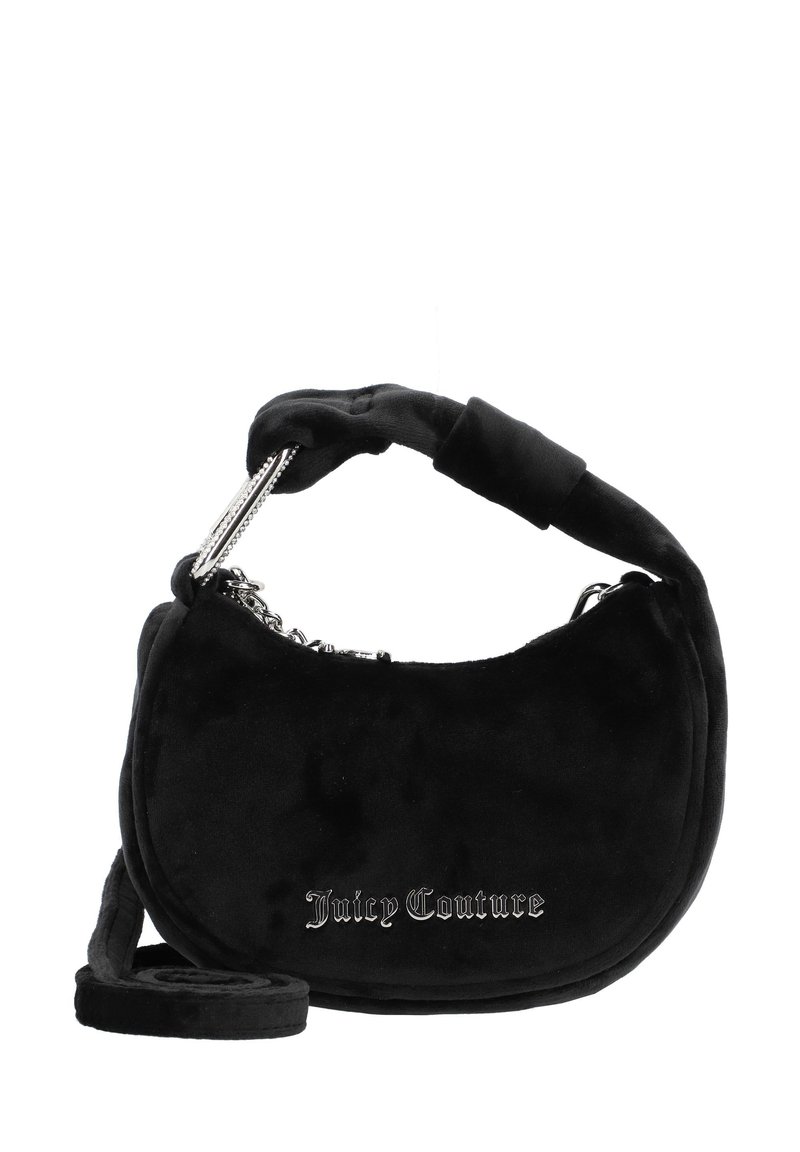 Fekete velúr válltáska ívelt formával, párnázott fogantyúval, ezüst lánc díszítésekkel és fényes betűkkel írt "Juicy Couture" logóval.