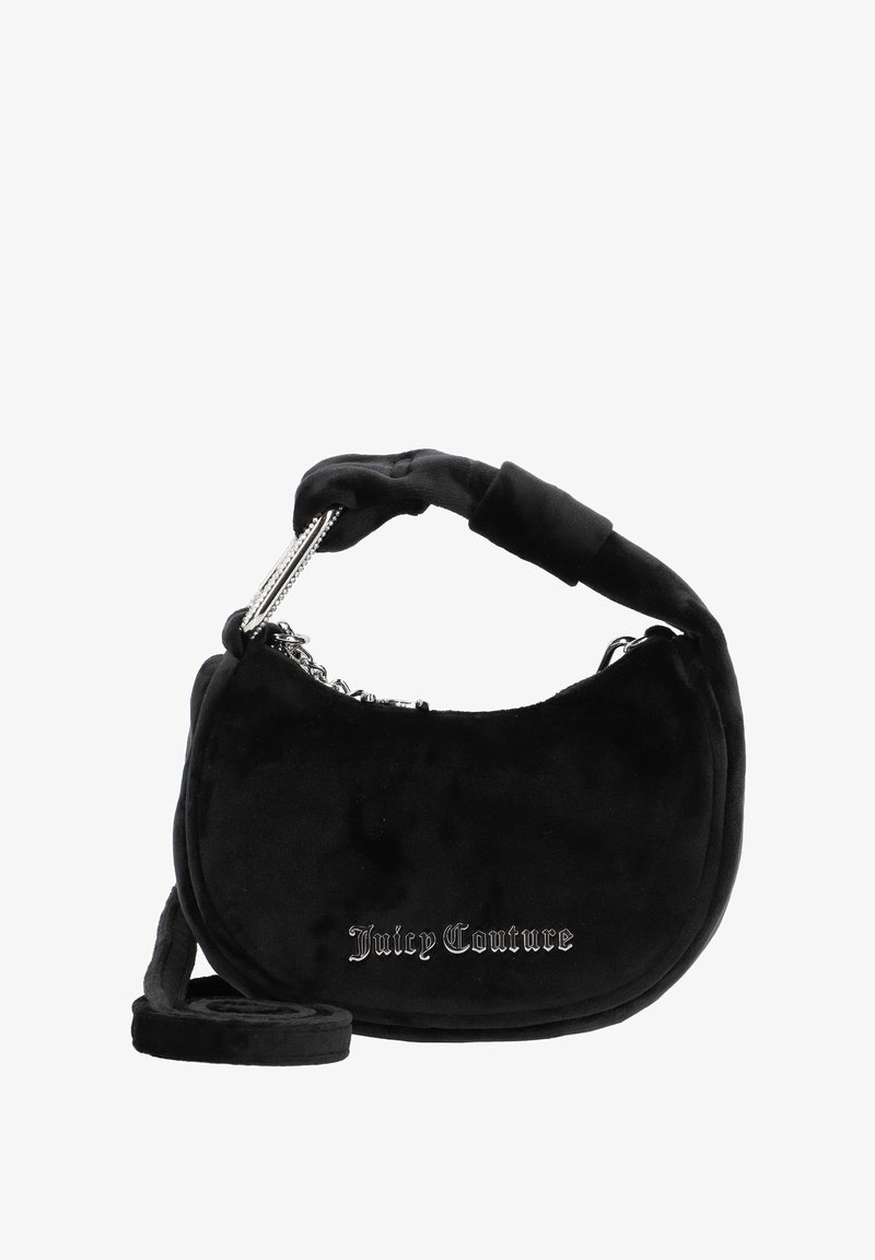 Fekete velúr válltáska ívelt formával, párnázott fogantyúval, ezüst lánc díszítésekkel és fényes betűkkel írt "Juicy Couture" logóval.