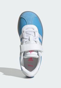 Baskets de sport bleu clair avec accents blancs, design à lacets, bande velcro et semelle texturée. Présente un logo sur la semelle intérieure et à l'extérieur.