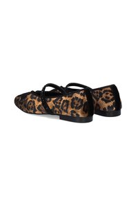 Bailarinas de estampado de leopardo con un upper suave y texturizado, detalles en negro en las correas y una suela negra plana. Presentan un diseño elegante de punta redondeada.