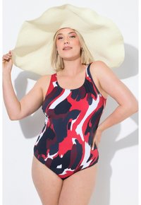 Yhden palan uimapuku punaisessa, tummansinisessä ja valkoisessa abstraktissa kuosissa; sileä pinta; pyöreä kaula-aukko, leveät hihnat; yhdistettynä suureen, löysään beigeen hattuun.