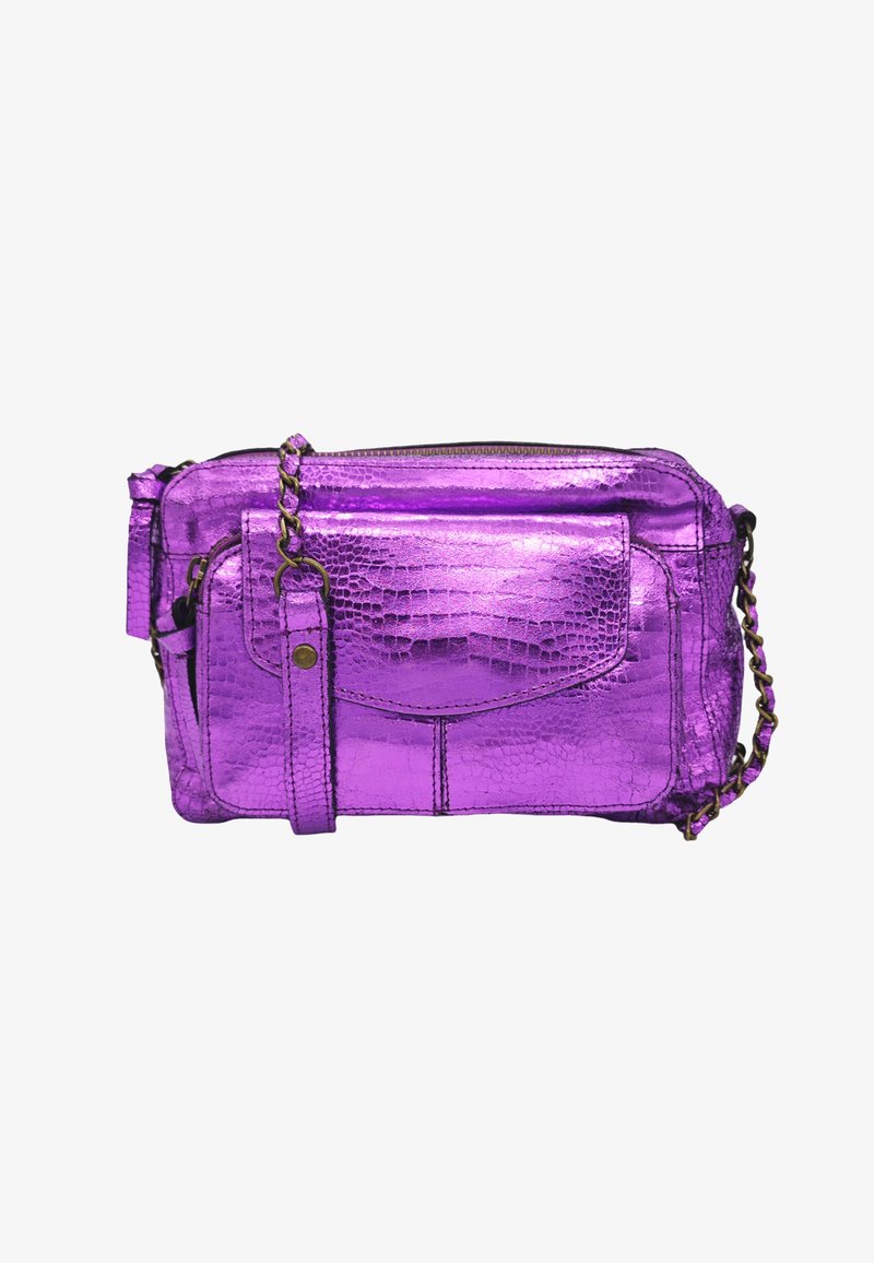 Sac à bandoulière en métal violet avec un motif crocodile, comportant une poche avant, une fermeture éclair et une chaîne.