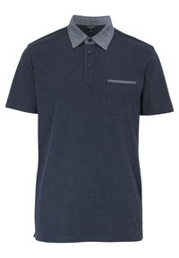 Navyblaues Poloshirt mit kurzen Ärmeln und einem Chambray-Kragen, Dreiknopfleiste und einer seitlichen Brusttasche mit kontrastierendem Besatz.