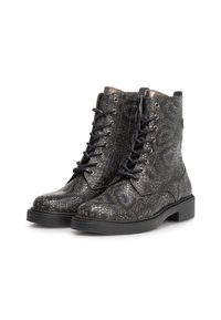 Bottines à lacets en matériau noir texturé avec une surface à motif, dotées d'une semelle en caoutchouc robuste et d'accents en métal.