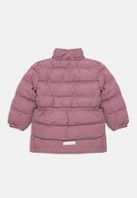Roze pufferjack met een hoge kraag, elastische manchetten en een getailleerde taille. Beschikt over een geborduurd ontwerp en een reflecterende accent aan de onderrand.