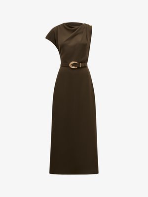 Ruskea midi-mekko jossa on laskostettu yksittäinen olkapää, sivunapit ja samansävyinen vyö, jossa on pyöreä solki. Sileä, teksturoitu kangas.