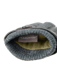 Grå ullhandske med en mjuk, olivgrön foder. Har en mörkbrun läderdetalj och en etikett som står "PEARLWOOD®."