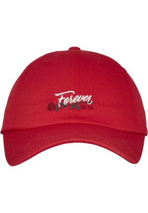 Rød bomullslue med buet brem, prydet med hvit brodert tekst "Forever" og et rosebilde på frontpanelet.