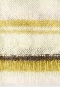 Tessuto a maglia con strisce alternate in tonalità di crema, giallo senape e marrone, caratterizzato da una finitura morbida e testurizzata e dettagli di cucitura visibili.