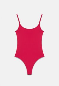 Maillot de bain une pièce rouge avec fines bretelles et encolure dégagée sur un fond clair uni.