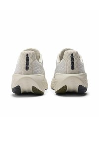 Vaaleanharmaat juoksukengät, joissa on teksturoitu kankainen päällinen, pehmustettu nilkkaosa ja suuri "1080" -merkintä kannassa. Kengissä on vaimennettu pohja.