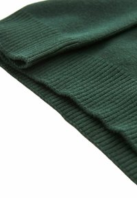 Dunkelgrüner Strickpullover mit gerippten Bündchen, der eine weiche Textur und ein gefaltetes Design aufweist, das gleichmäßige Nähte und nahtlose Kanten betont.