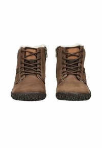 Botas de tobillo de cuero marrón con forro de piel sintética blanca. Incluyen cordones marrones, cremalleras laterales y suelas de goma negra texturizada.