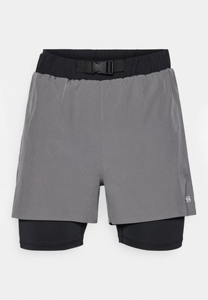 Shorts extérieurs gris avec une doublure intérieure noire, dotés d'une taille élastique avec une boucle. Texture lisse, coupe à mi-longueur, et détail de logo.