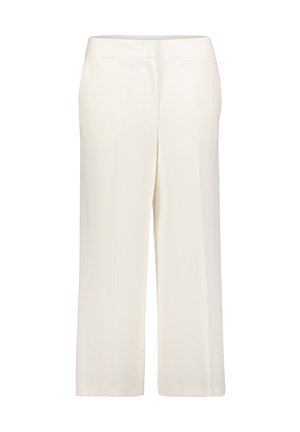 Białe spodnie o szerokich nogawkach z gładką teksturą, z płaskim przodem, bez widocznych zapięć oraz subtelnymi fałdami dla dodatkowego detalu.